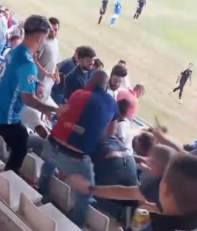 Imágenes de la batalla campal en el Écija B. - Loreto. (Foto: @maestroespetero)