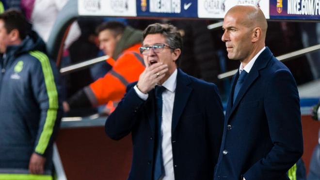 Zinedine Zidane y Chendo, en el debut del francés en un Clásico como entrenador del Real Madrid (Foto: Cordon Press)