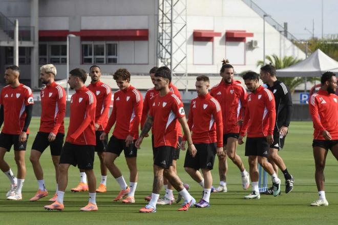 Los jugadores del Sevilla, en el entrenamiento de este lunes (Foto: Kiko Hurtado).