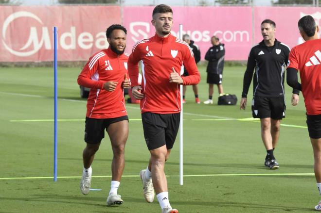 Kike Salas, durante un entrenamiento con el Sevilla en la ciudad deportiva (Foto: Kiko Hurtado).