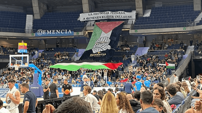 Aficionados de Estudiantes, a favor de Palestina.