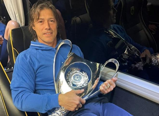 Matías Almeyda, con la Copa de Grecia que ganó en 2023.