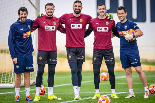 Andoni Ochotorena, izquierda, con los metas del año pasado (Foto: Valencia CF)