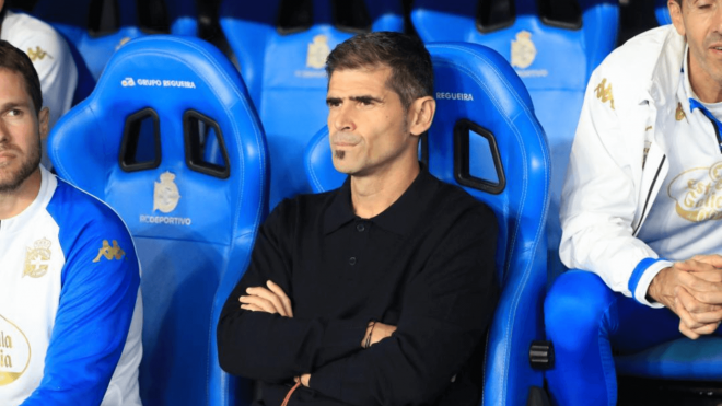 Antonio Hidalgo, en el banquillo de Riazor (Foto: LaLiga).
