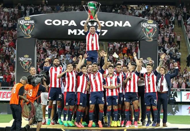 El Chivas de Matías Almeyda alza la Copa Corona MX en 2017.