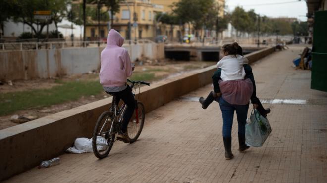 Varios niños pasean por una calle de Aldaia tras salir del colegio, días después de la DANA (Foto: Europa Press)