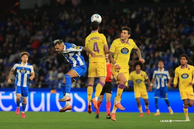 David Torres despeja un balón ante el Dépor en Riazor.