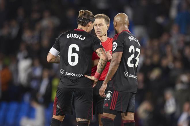 Gudelj y Marcao hablan con Cordero Vega en el Real Sociedad-Sevilla (Foto: AFP7/Europa Press).