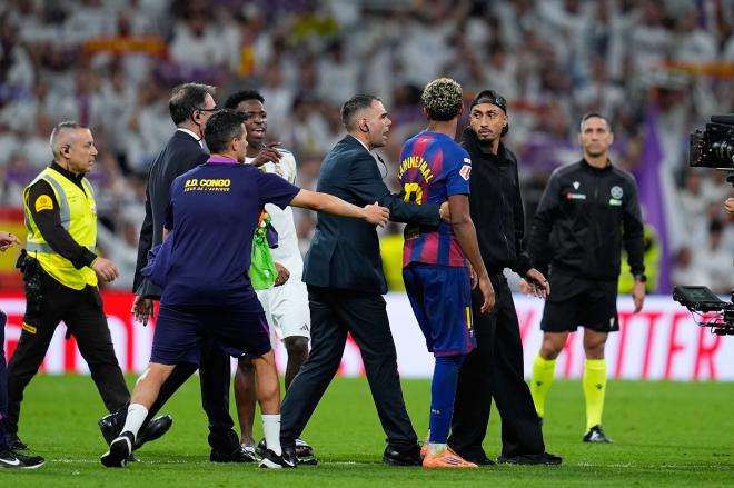 Vinicius, Lamine Yamal y Raphinha tras el encuentro entre Real Madrid y FC Barcelona. Fuente CordonPress. 