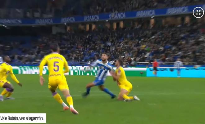 El penalti sobre Zakaria en el Dépor-Valladolid (Imagen: RFEF).