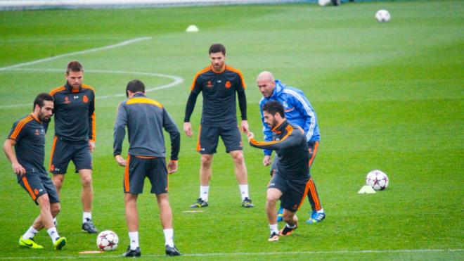 Xabi Alonso y Zidane coincidieron en el Real Madrid con el galo siendo segundo de Ancelotti (Cordon