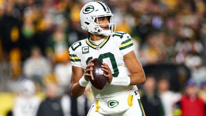 Jordan Love, quarterback de los Packers, en el partido ante Steelers (Foto: X)