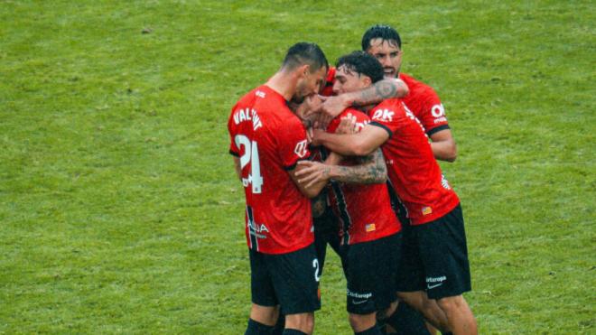 Varios jugadores de Mallorca celebran el tanto (Foto: Cordon Press)