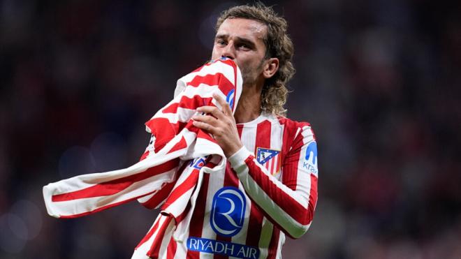 Antoine Griezmann besando el escudo del Atlético de Madrid (Foto: Europa Press)