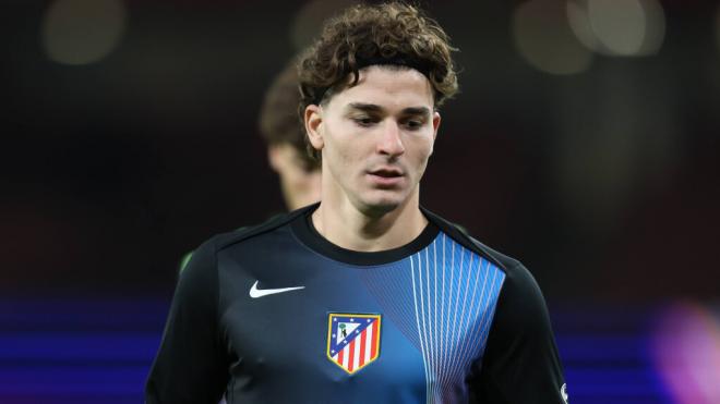 Julián Álvarez calienta en el Emirates Stadium (Foto: Cordon Press)
