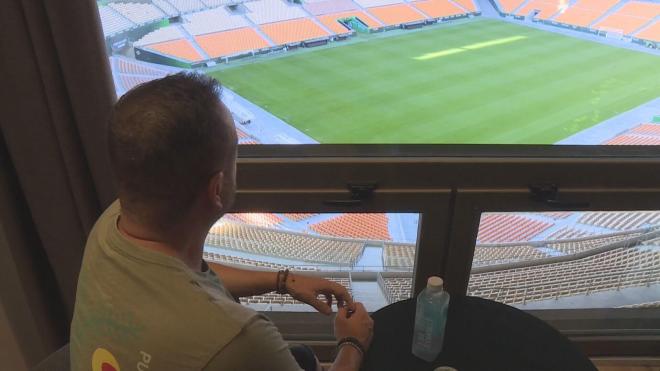 Tito González viendo La Cartuja desde la habitación del hotel (Fuente: ElDesmarque)