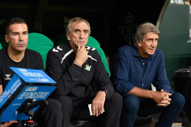Rubén Cousillas, junto a Manuel Pellegrini, ante el Atlético de Madrid (Foto: Kiko Hurtado).
