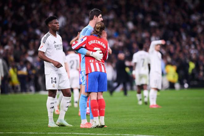 Thibaut Courtois y Antoine Griezmann en un derbi en el Bernabéu (Foto: Cordon Press)