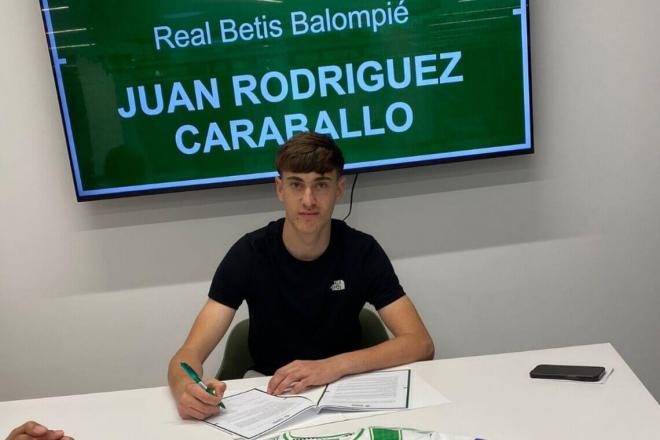 Juan Rodríguez, firmando su contrato con el Betis.