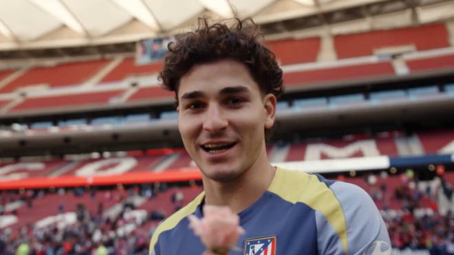 Julián Álvarez llevando una flor al centro del campo del Metropolitano. (Fuente: @Atleti)