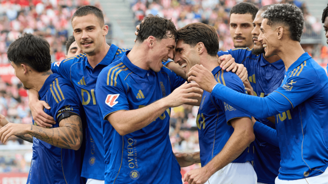 Los jugadores del Real Oviedo celebran un gol en Girona (Foto: LaLiga).