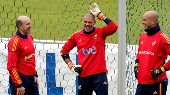 José Manuel Ochotorena, junto a Víctor Valdés y Pepe Reina (Foto: EFE).