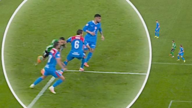 La acción entre Koke y Antony en el Betis-Atleti.