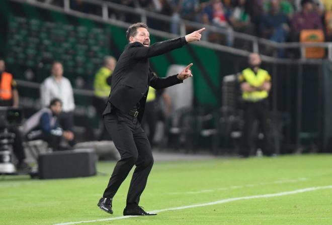 Simeone da indicaciones en el Betis-Atlético de Madrid (Kiko Hurtado)