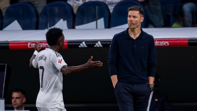 Xabi Alonso y Vinicius Jr durante su cambio en el Clásico (Fuente: Cordon Press)