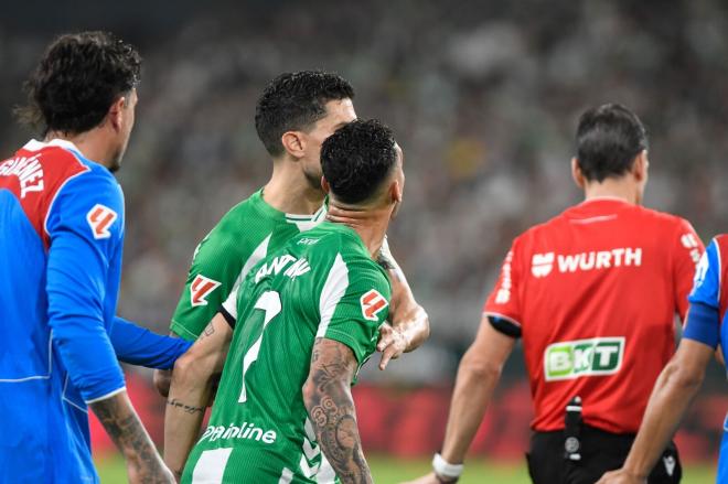 Jugadores del Betis reclaman a Munuera Montero una decisión (Foto: Kiko Hurtado)