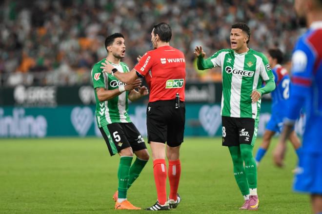 Jugadores del Betis reclaman a Munuera Montero una decisión (Foto: Kiko Hurtado)
