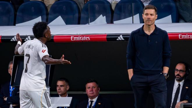 El enfado de Vinicius Jr con Xabi Alonso en El Clásico (Fuente: Cordon Press)
