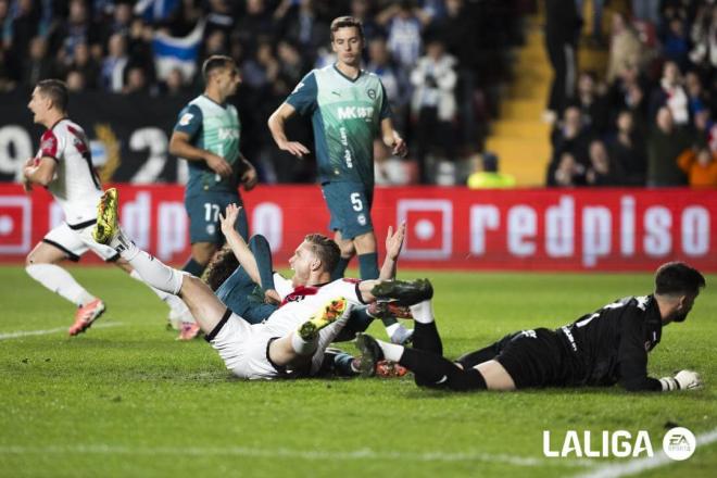 Jon Pacheco, en una jugada del Rayo Vallecano-Alavés (FOTO: LALIGA).