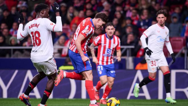 Julián Álvarez y Agoumé durante el Atlético de Madrid - Sevilla (Fuente: Cordon Press)