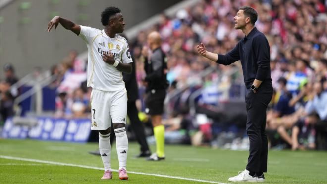 Vinicius y Xabi Alonso en el Metropolitano (Foto: Europa Press)