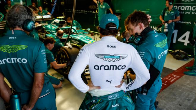 Fernando Alonso en el box de Aston Martin (Europa Press)