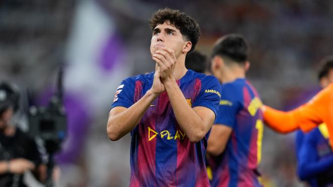 Pau Cubarsí aplaudiendo a la grada culé tras El Clásico (Europa Press)