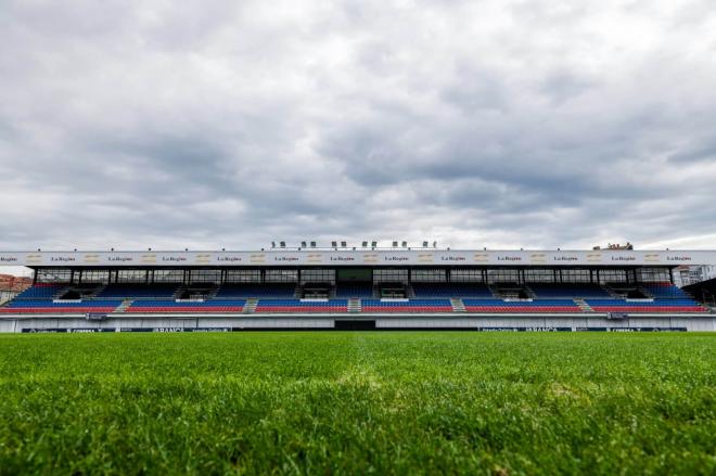 O Couto engalanado para la visita copera del Oviedo. (Foto: Ourense CF)