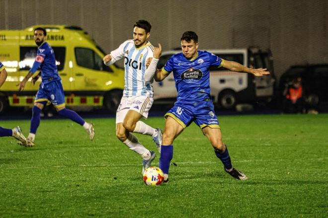 Disputa de balón en O Couto. (Foto: Ourense)