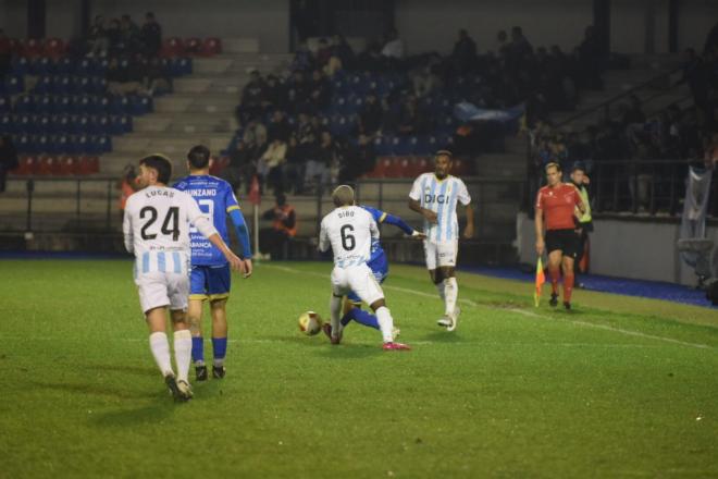 Kwasi Sibo pugna por un balón en O Couto. (Foto: Ourense CF)