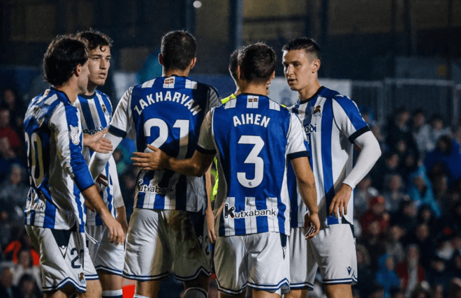 Celebración txuri urdin ante el Negreira. (Foto: RSO)