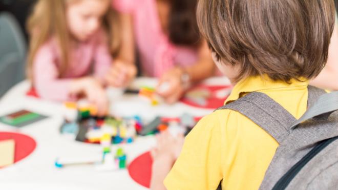 Niños jugando a juegos de mesa en el colegio (Foto: Freepik)
