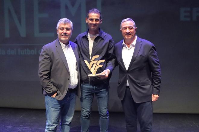 La Federación y la Agencia EFE reconocer la labor de los veteranos del Valencia CF para ayudar a l