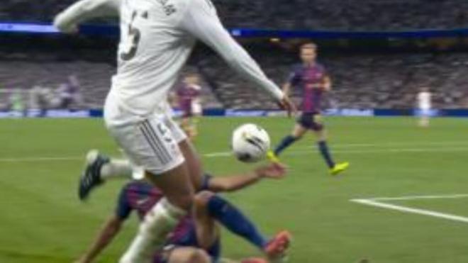 La mano de Eric García en el Clásico (Fuente: DAZN)