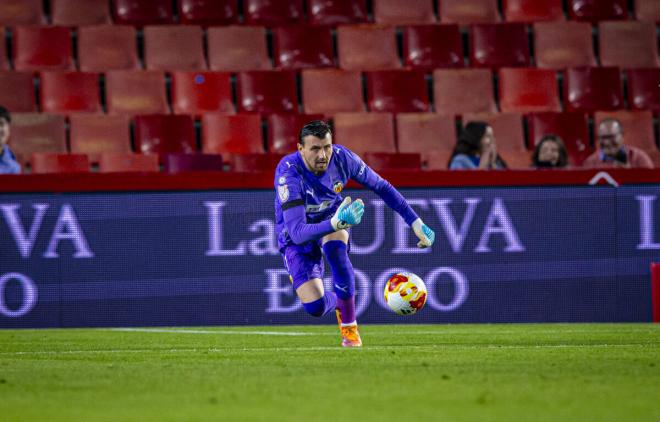 Stole Dimitrievski en el Maracena - Valencia CF (Foto: Valencia CF)
