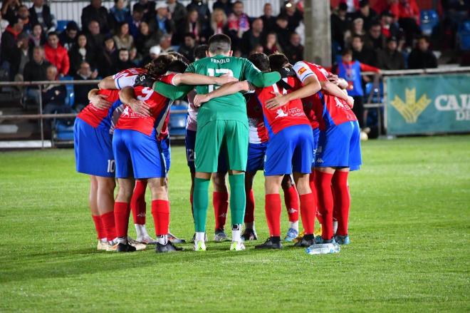 Piña de los jugadores del Atlético Tordesillas ante el Burgos.