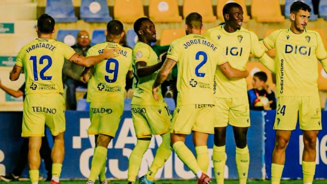 Celebración del tanto de Roger Martí ante el UCAM (Foto: Cádiz CF).