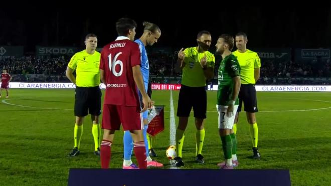 Juanlu Sánchez y Orjan Nyland, en el saludo de los capitanes.