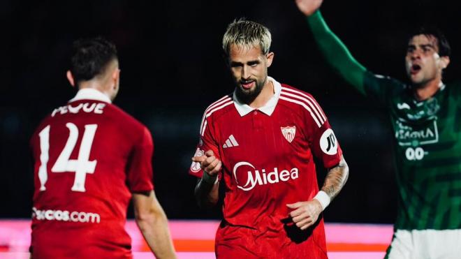 Januzaj y Peque, celebrando un gol ante el Toledo (Foto: SFC).