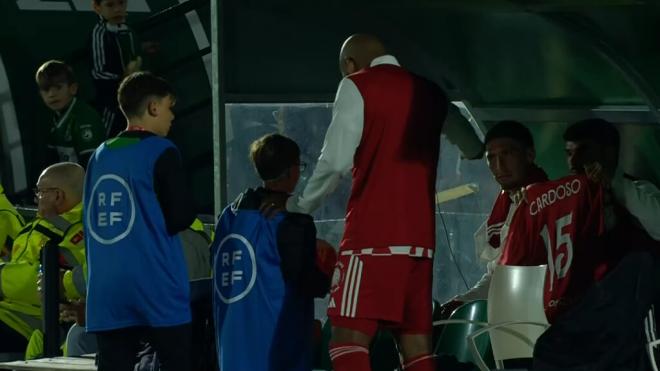 Marcao, bromeando con los recogepelotas.